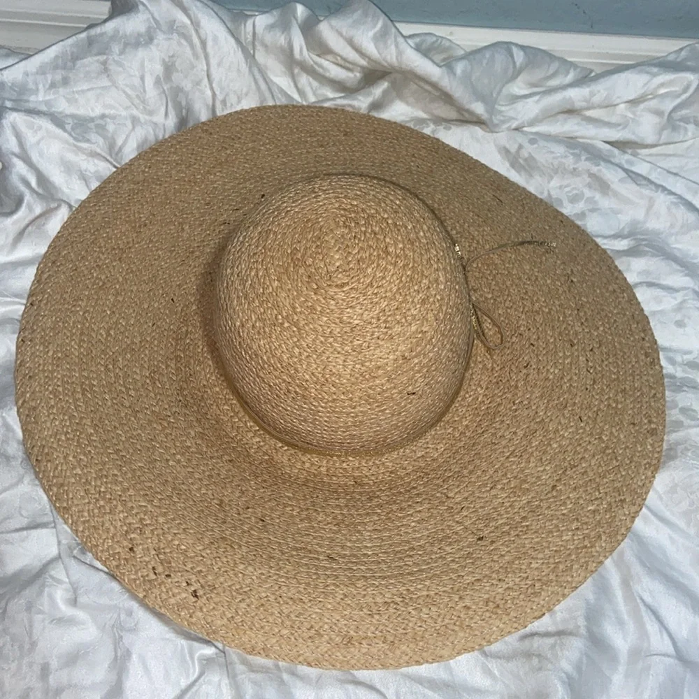Like new Hat Attack New York 6.25” Brim w/Gold Metallic Leather Strip Band